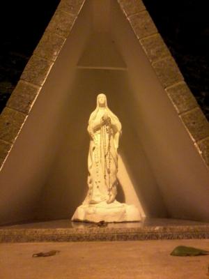 Virgen rezándose el rosario